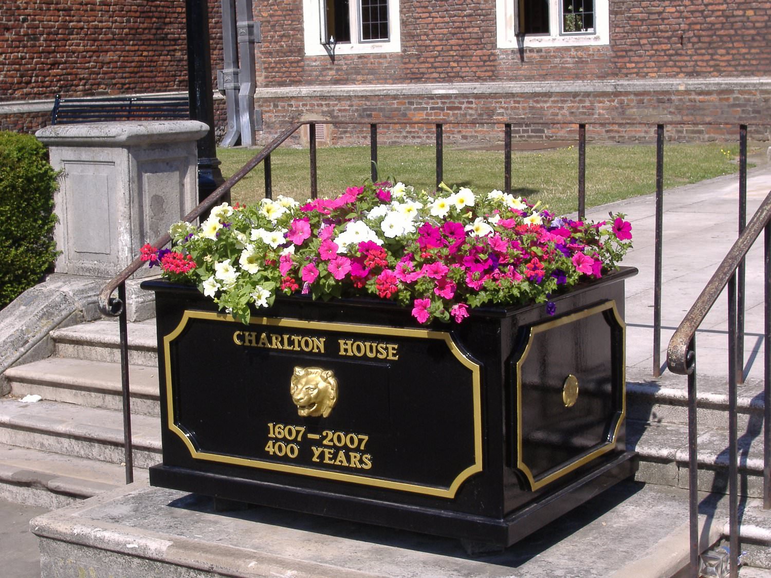 Airlie Bespoke Rectangle Planter 1200x600x930mm · David Ogilvie